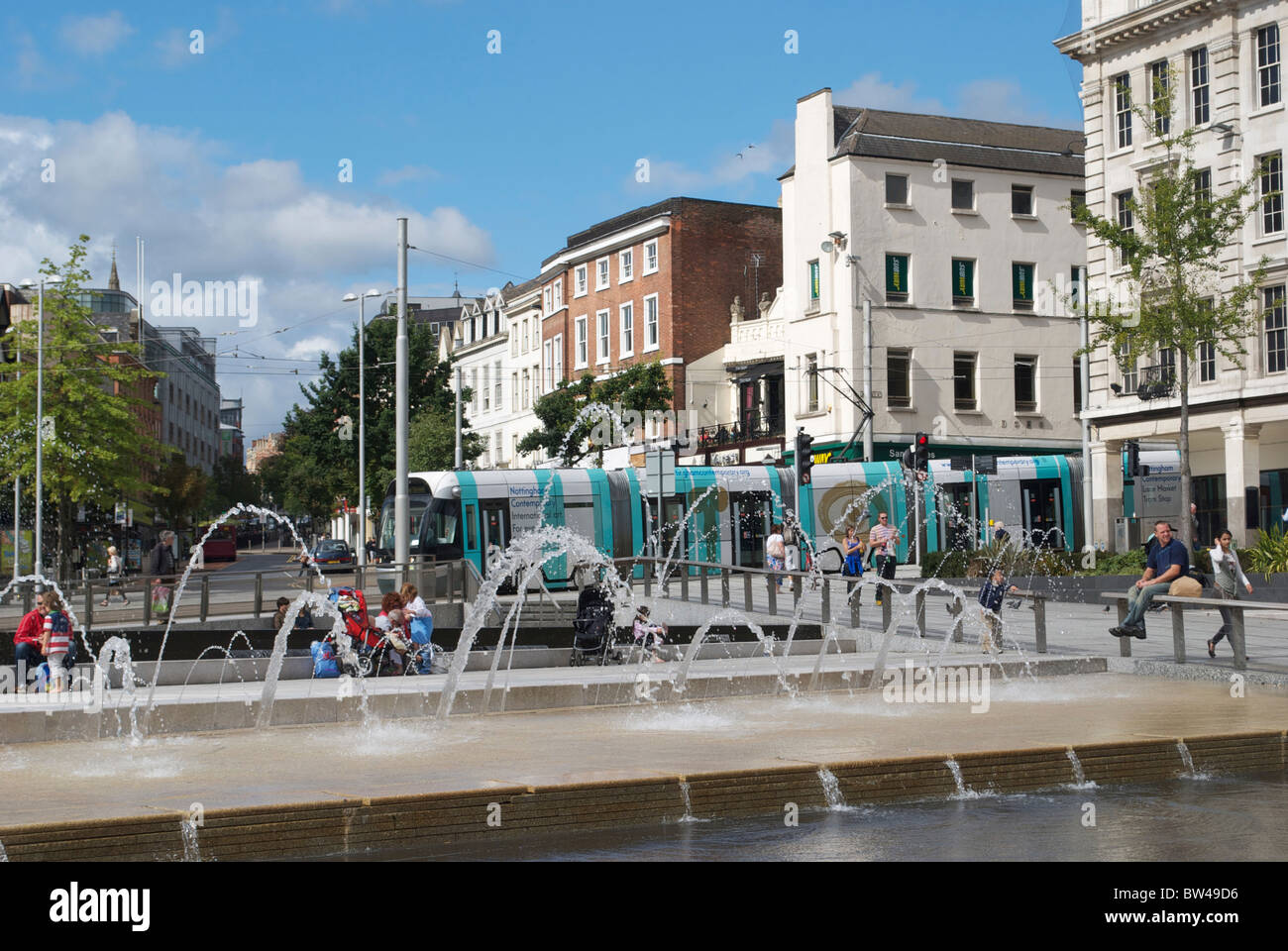 Fontaines avec des gens assis bénéficiant en loisirs longue rangée Nottingham Banque D'Images