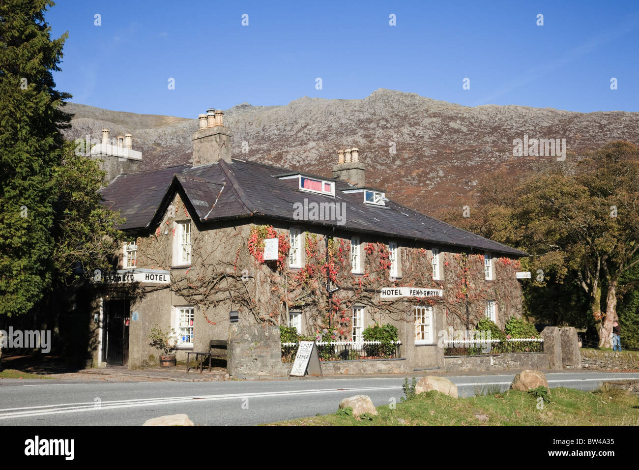 Pen-y-Gwryd pub de l'hôtel dans les montagnes du Parc National de Snowdonia. Nant-y-Gwryd, Gwynedd, au nord du Pays de Galles, Royaume-Uni. Banque D'Images