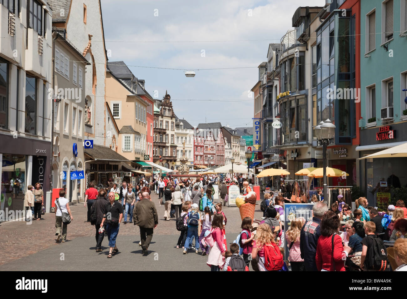 Trèves, Rhénanie-Palatinat, Allemagne, Europe. Scène de rue animée dans la plus ancienne ville allemande Banque D'Images