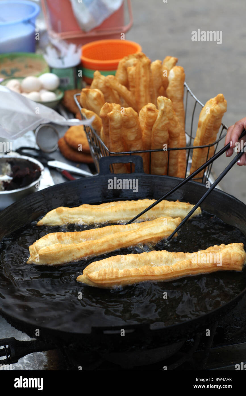 La cuisine frite dans l'huile comme un street food snack à Xishuangbanna, Province du Yunnan en Chine. Banque D'Images