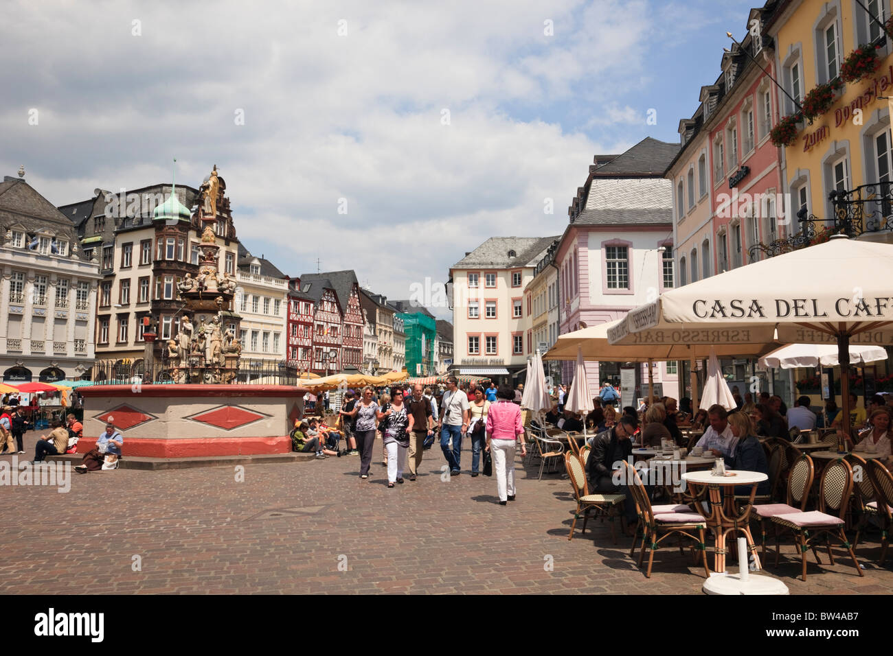 Place du Marché (Hauptmarkt), Trèves, Rhénanie-Palatinat, Allemagne. Café de la rue de la place principale historique plus ancienne ville en allemand Banque D'Images