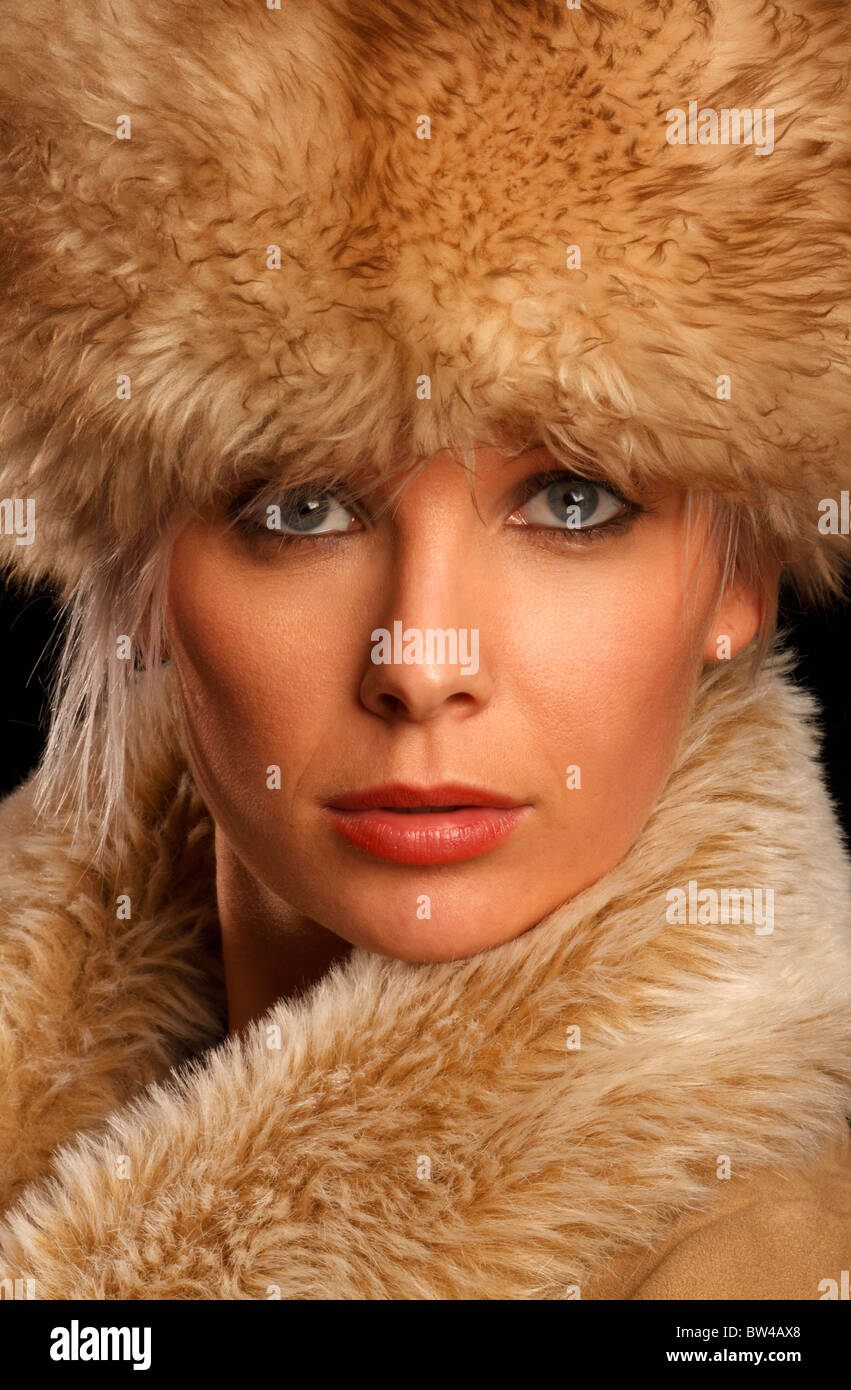 Jeune femme dans un chapeau en fausse fourrure et ruff collar Banque D'Images