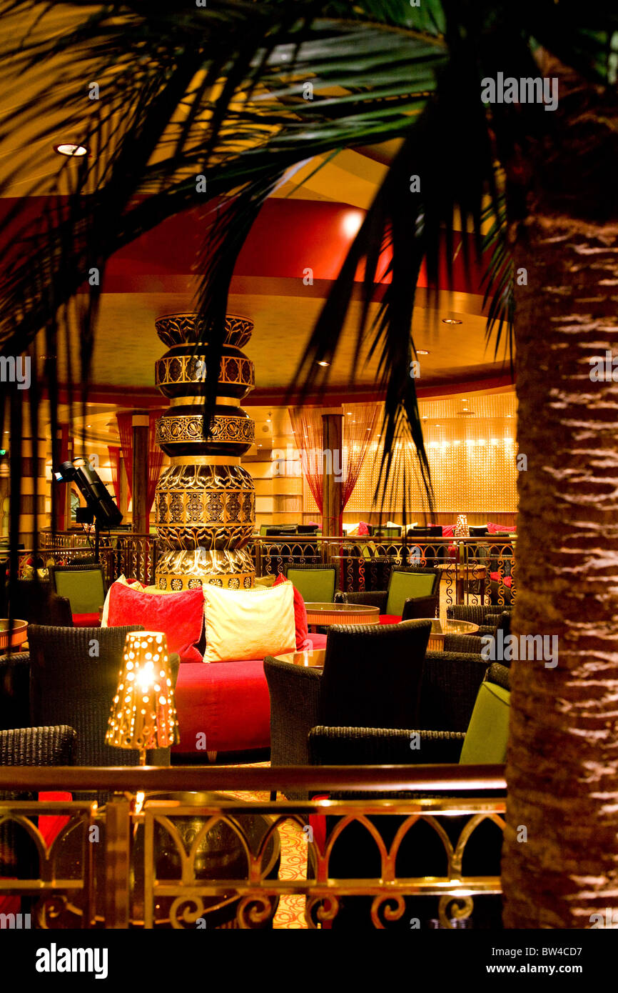 Bateau de croisière Azura bars et restaurant coin Banque D'Images