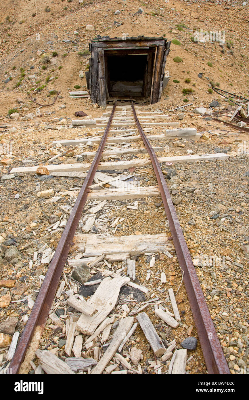 Un puits de mine abandonnés et rail Banque D'Images