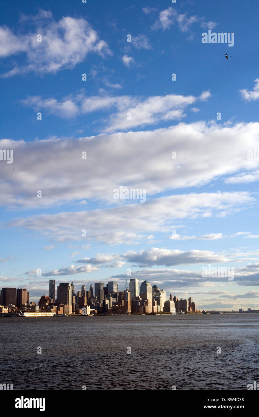 Vertical spectaculaire du centre-ville de New York avec la rivière Hudson à l'avant-plan et beaucoup de ciel avec des nuages. Banque D'Images