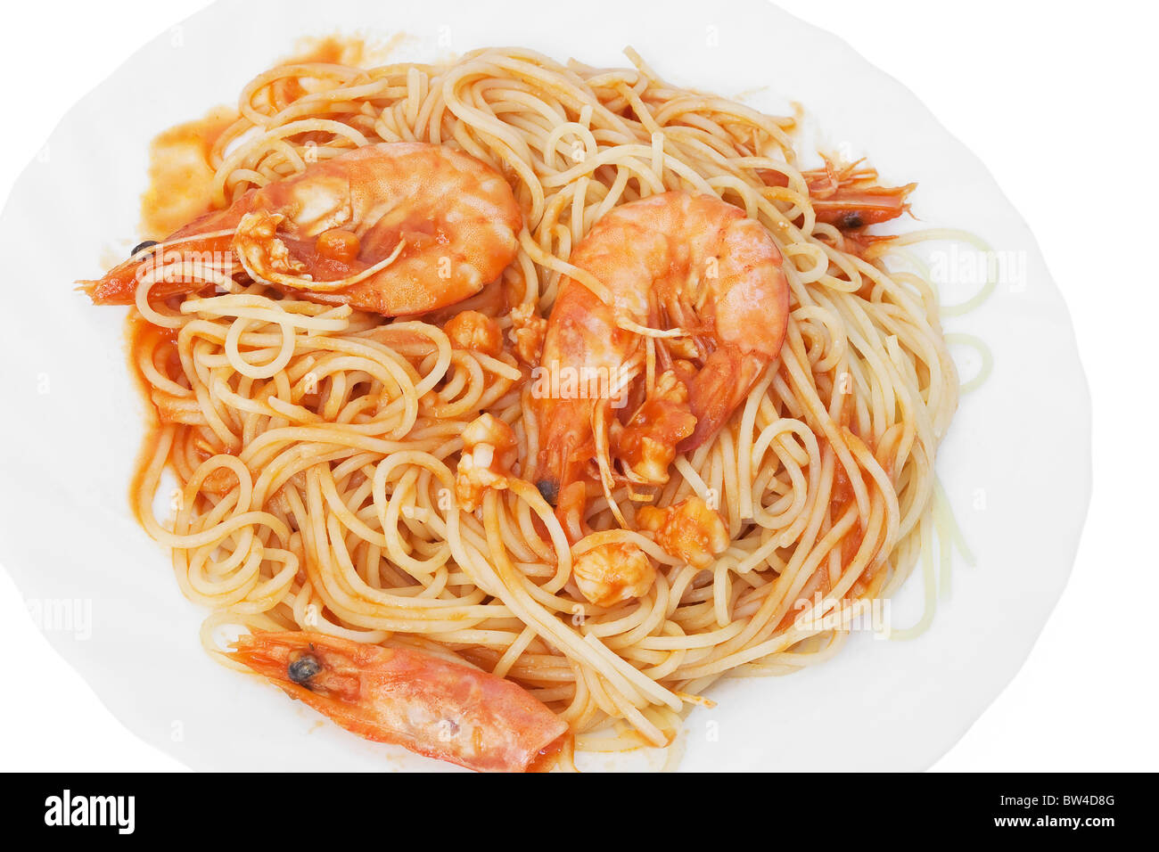 Assiette de spaghetti aux crevettes et sauce tomate isolé sur fond blanc Banque D'Images