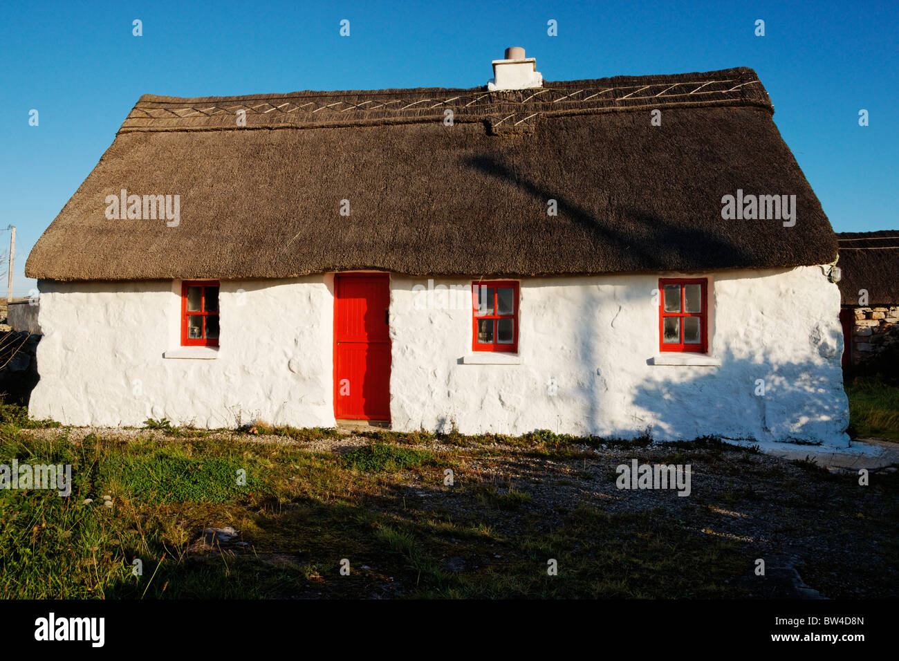 Chaumière avec porte rouge, près de Rossaveel, Connemara, comté de Galway, Irlande, Connaught. Banque D'Images