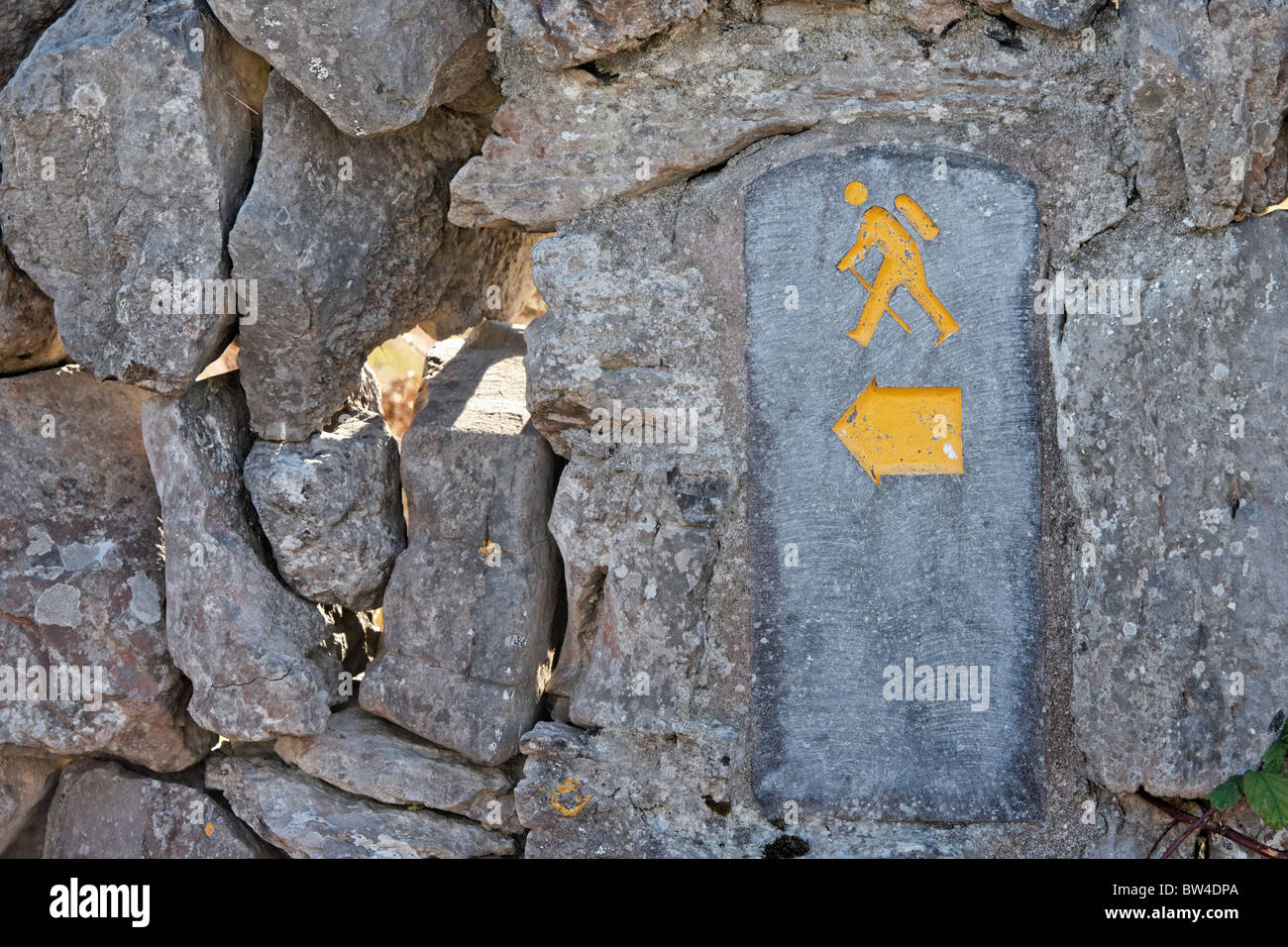 Walking route indicateur sur l'Inis Meain, Aran Islands, comté de Galway, Irlande, Connaught. Un symbole de l'homme jaune. Banque D'Images