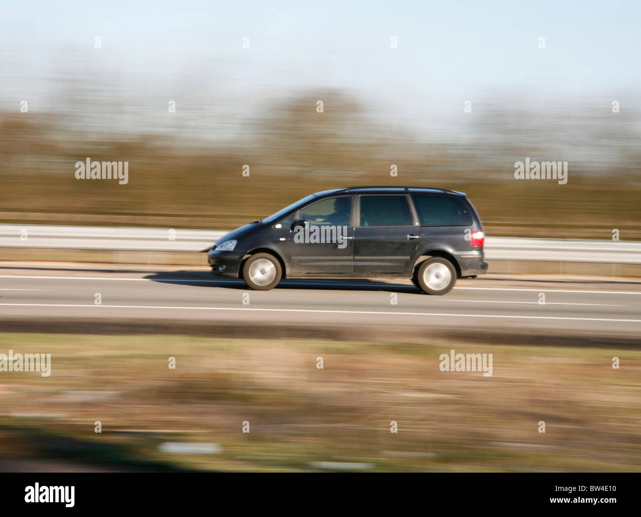 Voiture en mouvement rapide sur une route à deux voies Banque D'Images