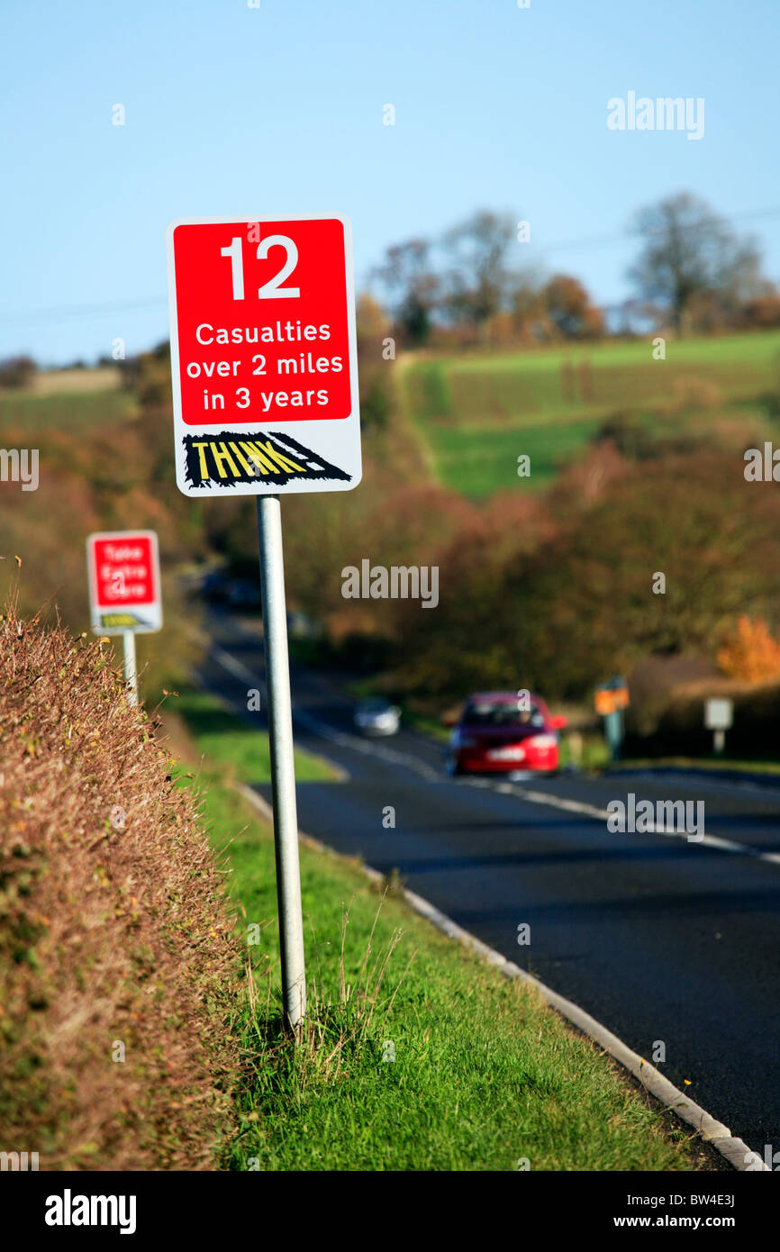 Des panneaux de mise en garde de la victime à la Fosse Way chemin rural, Warwickshire Banque D'Images