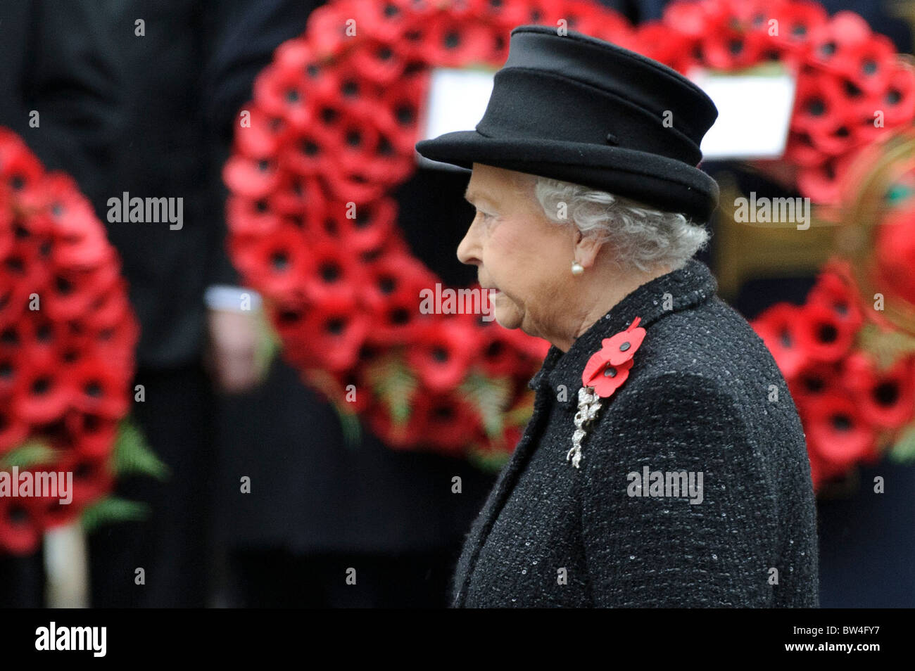 Sa Majesté la Reine Elizabeth II assiste à la cérémonie du dimanche Service commémoratif au monument commémoratif, Whitehall, Londres, 14 novembre 2010. Banque D'Images