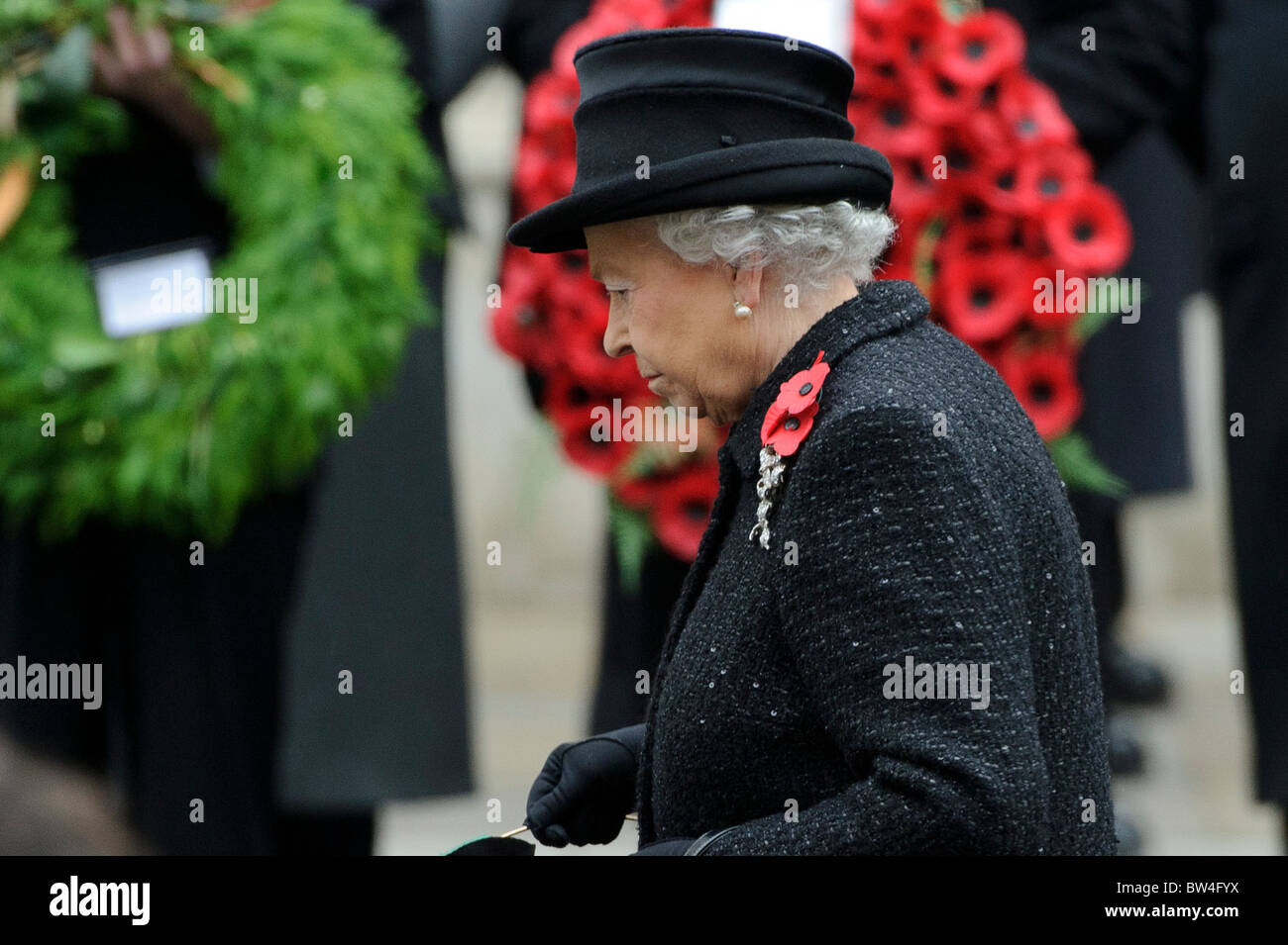 Sa Majesté la Reine Elizabeth II assiste à la cérémonie du dimanche Service commémoratif au monument commémoratif, Whitehall, Londres, 14 novembre 2010. Banque D'Images