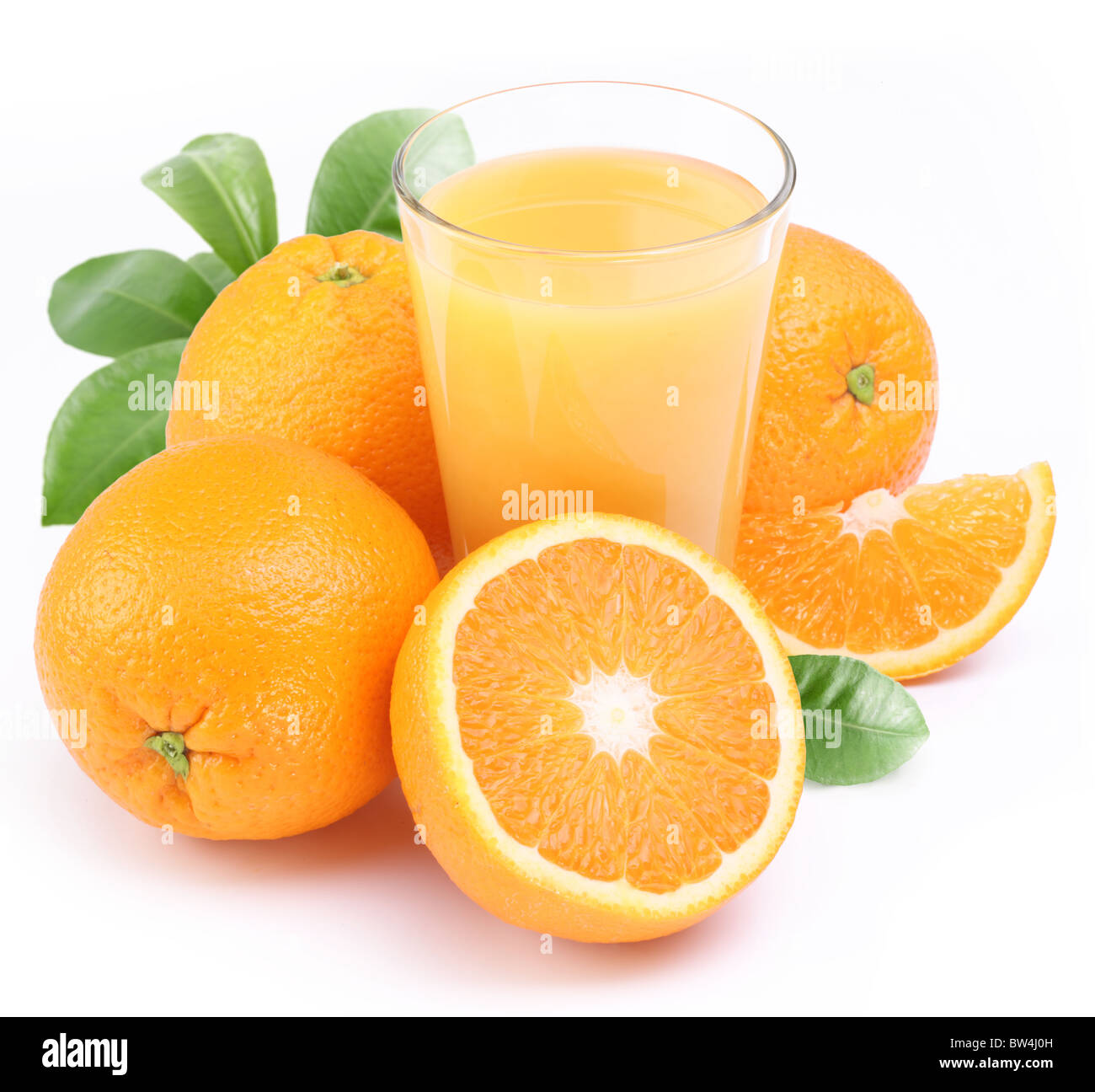 Grand verre de jus d'orange frais et des fruits près de la coupe. Isolé sur fond blanc. Banque D'Images