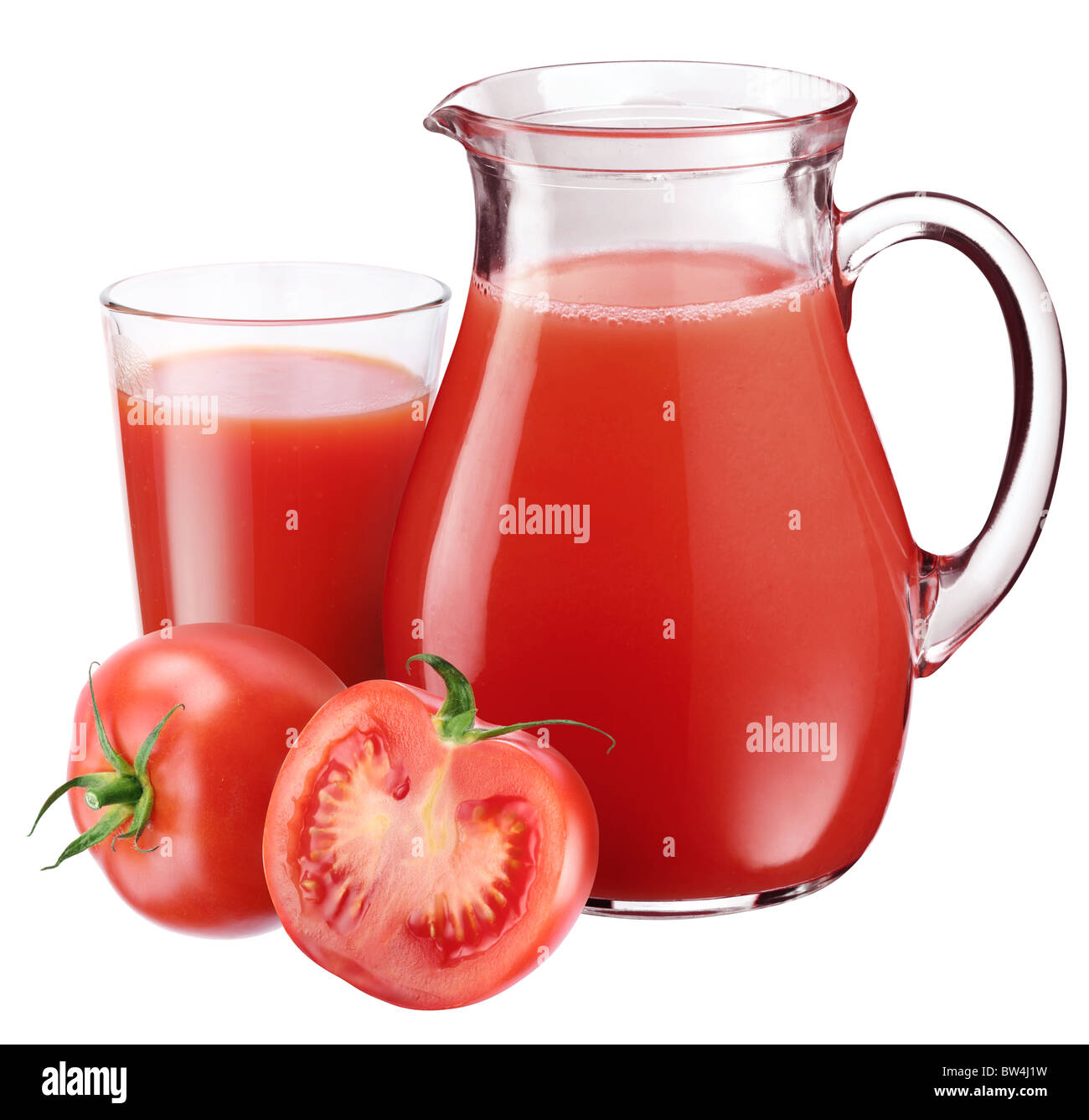 Plein verre et carafe de jus de tomates et. Isolé sur fond blanc. Banque D'Images