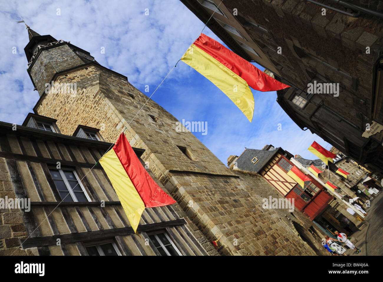 La Tour de l'horloge) dans la ville médiévale de Dinan, Côtes-d'Armor, Bretagne, France. Banque D'Images