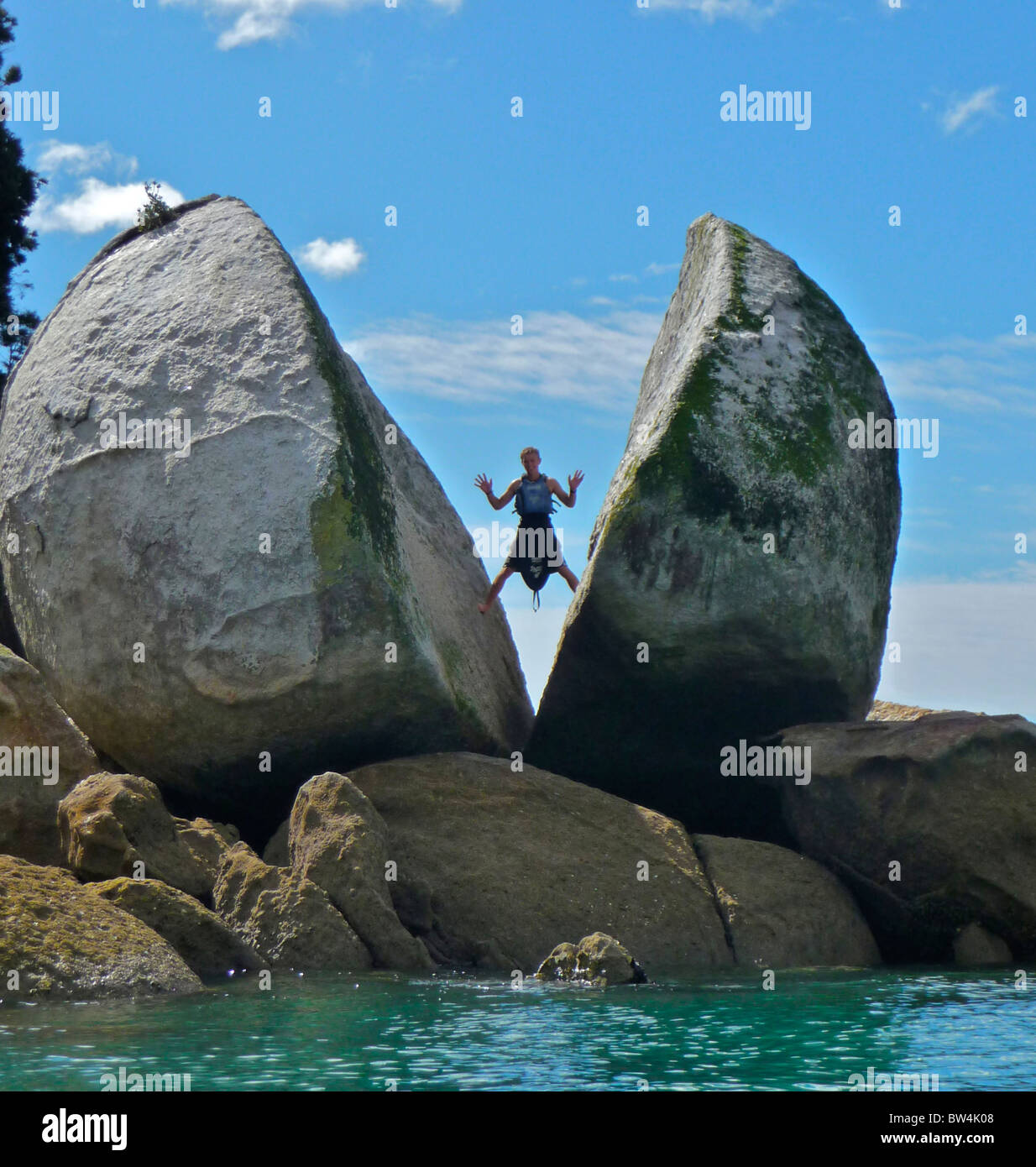 Une formation rocheuse unique connu sous le nom de Split Rock Apple sur les surfaces de la mer de Tasmanie en parc national Abel Tasman, Nouvelle-Zélande. Banque D'Images