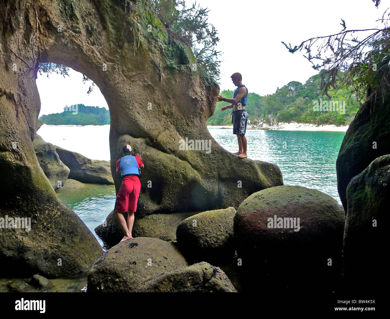 Une formation rocheuse unique connu sous le nom de Split Rock Apple sur les surfaces de la mer de Tasmanie en parc national Abel Tasman, Nouvelle-Zélande. Banque D'Images