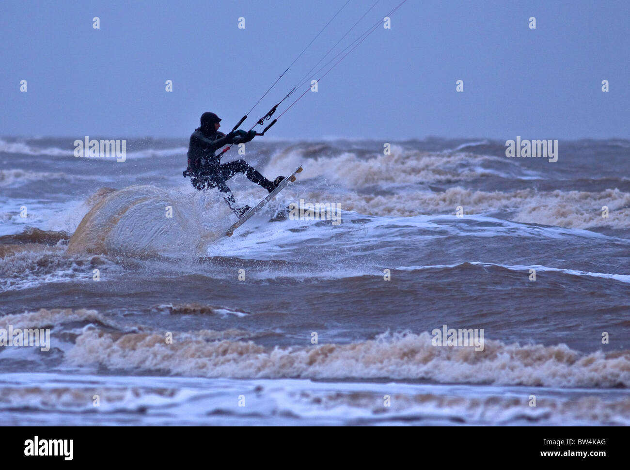 Kite surfer sur une très grosse mer Banque D'Images