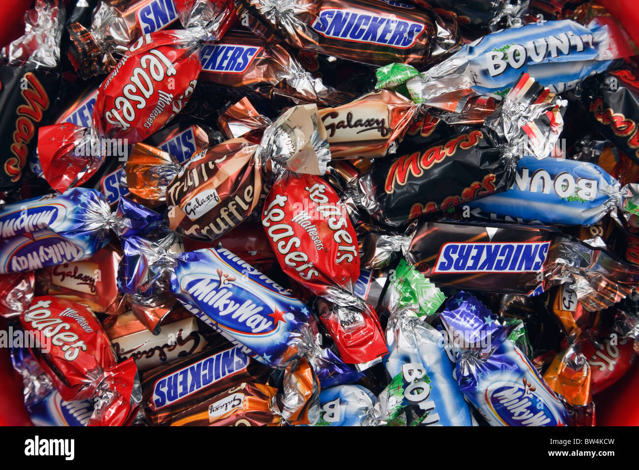 Chocolats Celebrations enveloppés de papier d'aluminium. Mars, Malteasers, Milky Way, Bounty, Galaxy, Snickers. Angleterre, Royaume-Uni, Grande-Bretagne Banque D'Images