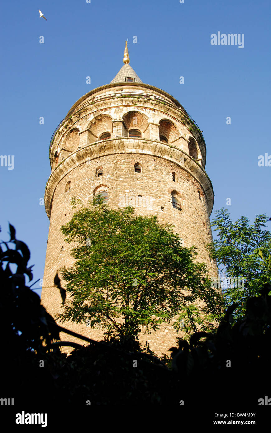 ISTANBUL, TURQUIE. La tour de Galata dans Beyoglu, éclairé par le soleil matinal. L'automne 2010. Banque D'Images