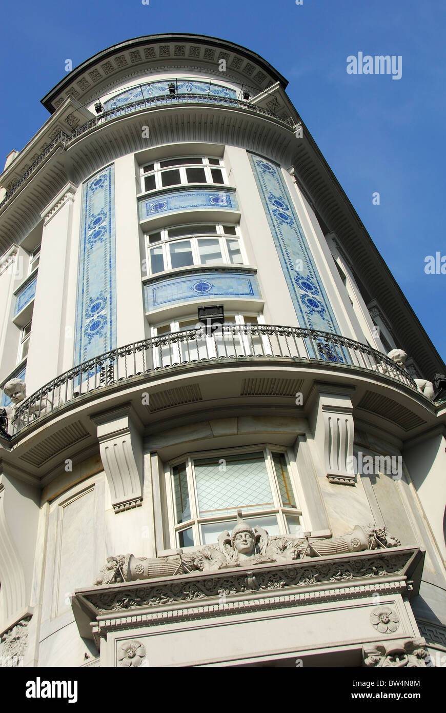 ISTANBUL, TURQUIE. Un bâtiment Art déco dans l'ancien quartier des banques de Karakoy. Banque D'Images