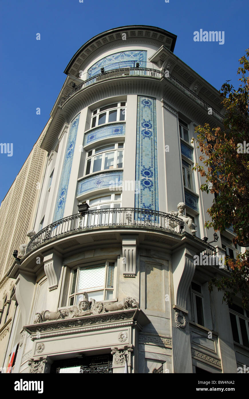 ISTANBUL, TURQUIE. Un bâtiment Art déco dans l'ancien quartier des banques de Karakoy. Banque D'Images