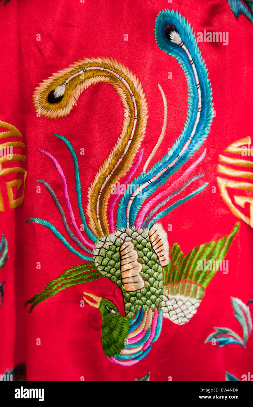Chinois rouge vêtement de soie brodé représentant un oiseau phoenix, pour la vente, Chine Banque D'Images