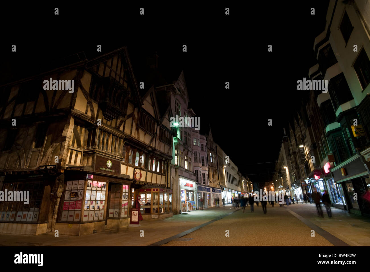 L'Oxford Cornmarket Street la nuit avec le bois médiévale à l'intersection avec la rue des navires dans l'avant-plan. Banque D'Images