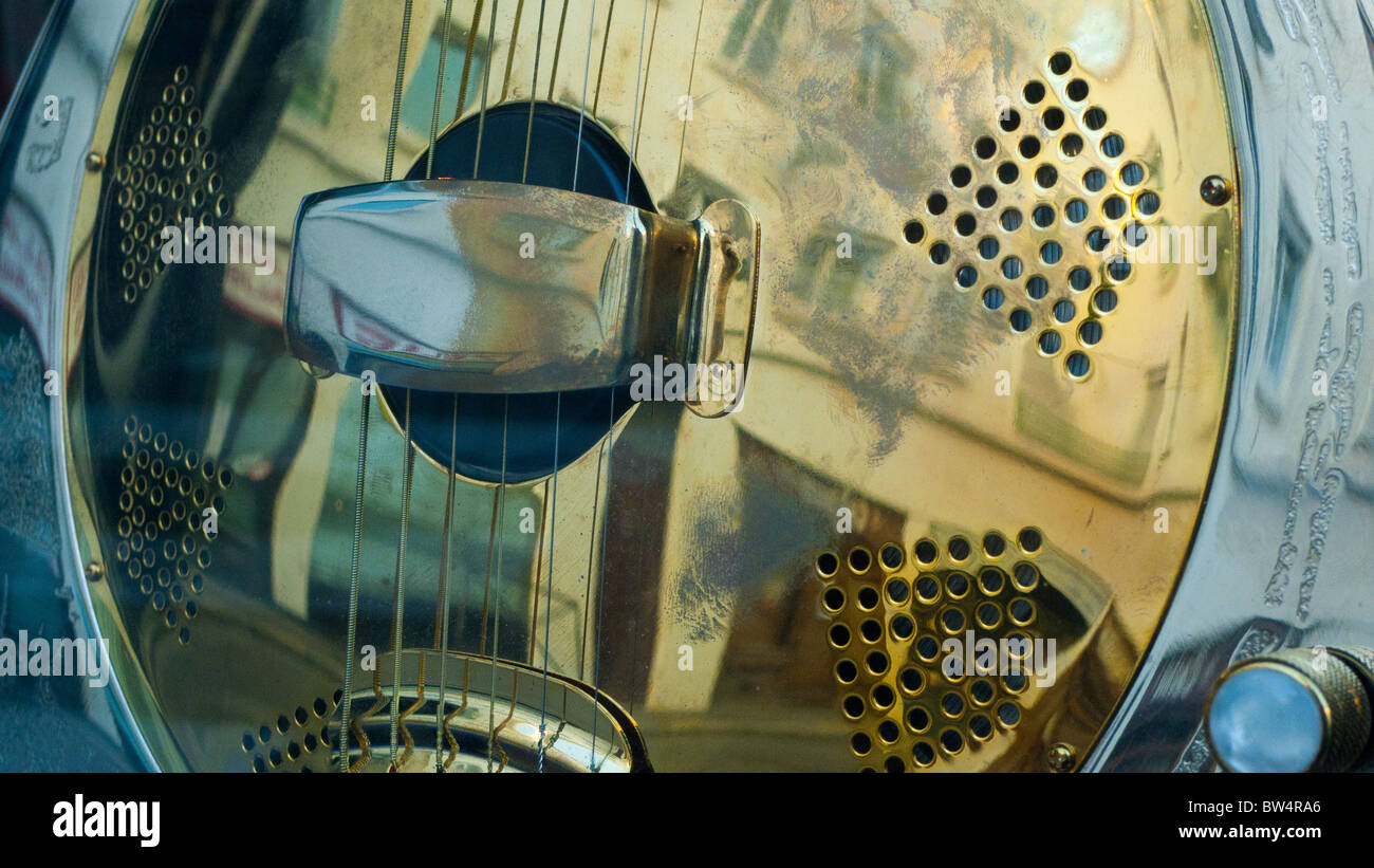 Réflexions dans une guitare Dobro à Rouen, France Banque D'Images