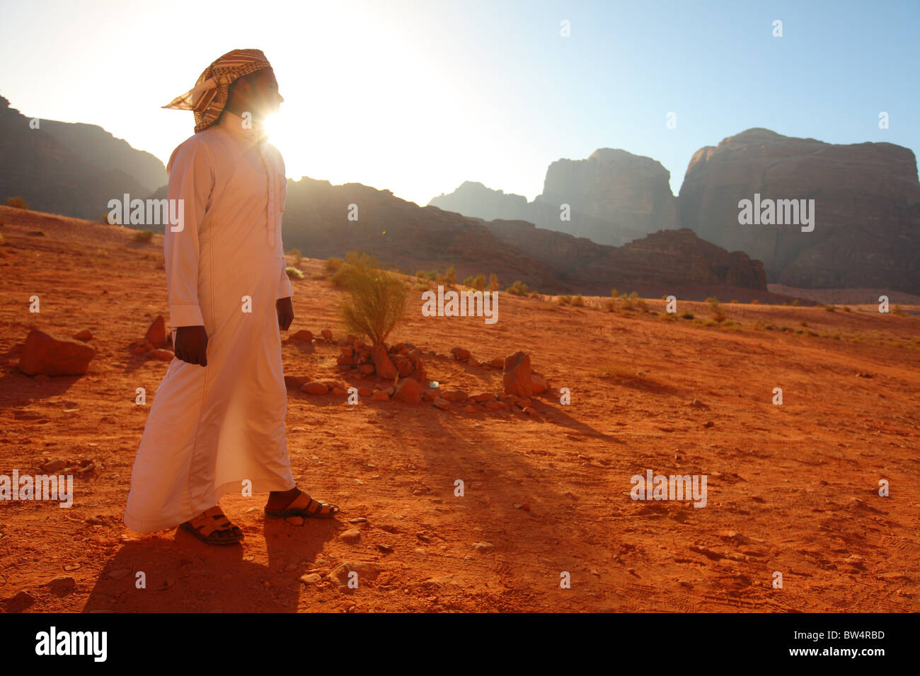 Pierres rouges des montagnes de sable homme bédouins et desert au Wadi Rum, Jordanie Banque D'Images