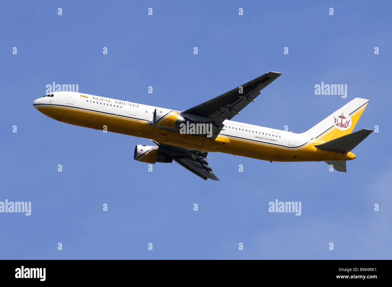 Boeing 767-300ER exploité par Royal Brunei Airlines escalade après son décollage de l'aéroport London Heathrow Banque D'Images