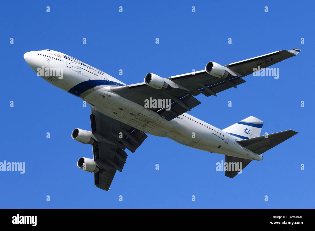 Boeing 747 exploité par El Al en sortir après son décollage de l'aéroport London Heathrow Banque D'Images