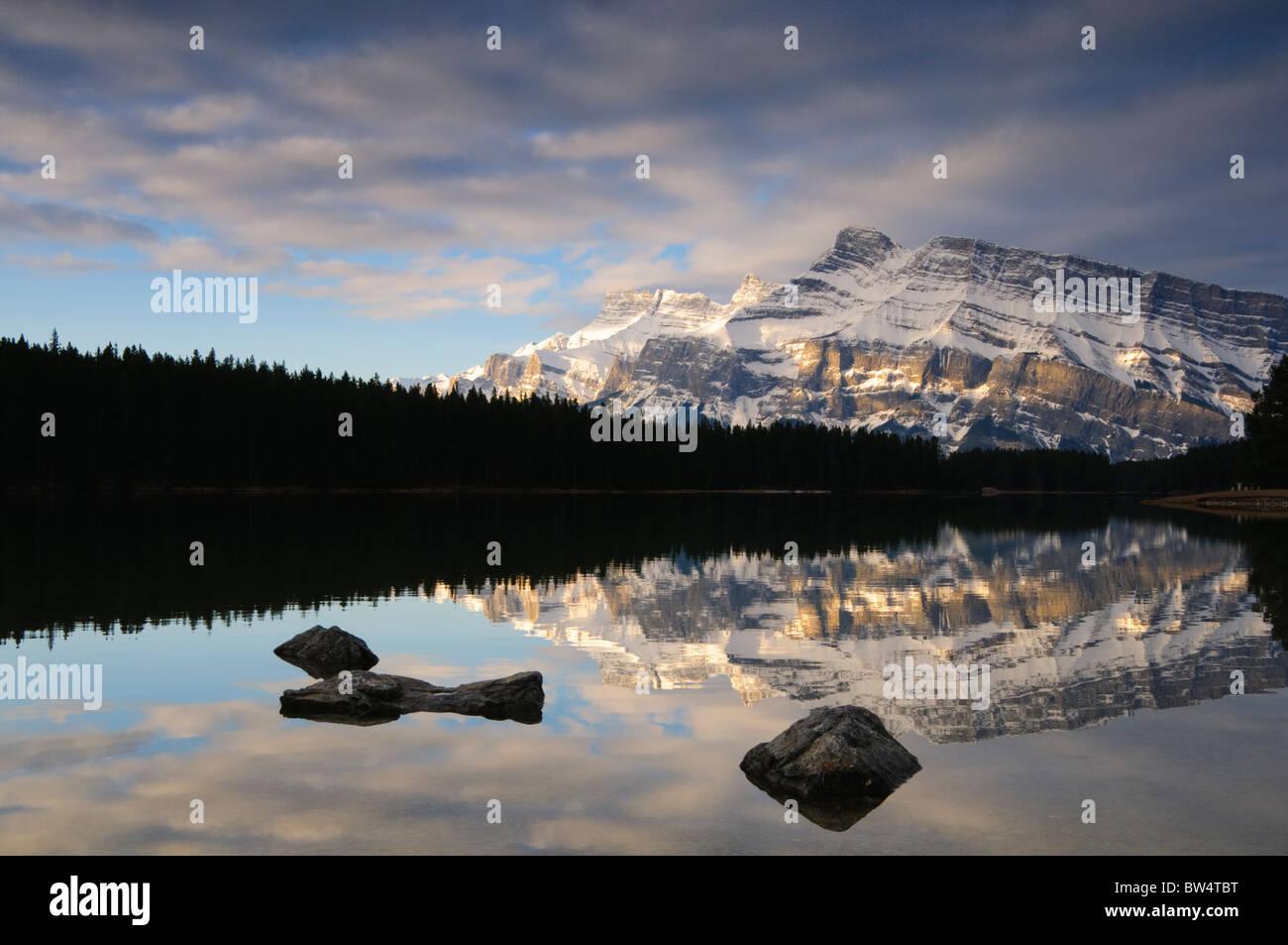 Le mont Rundle à partir de deux Jack Lake, parc national Banff Banque D'Images