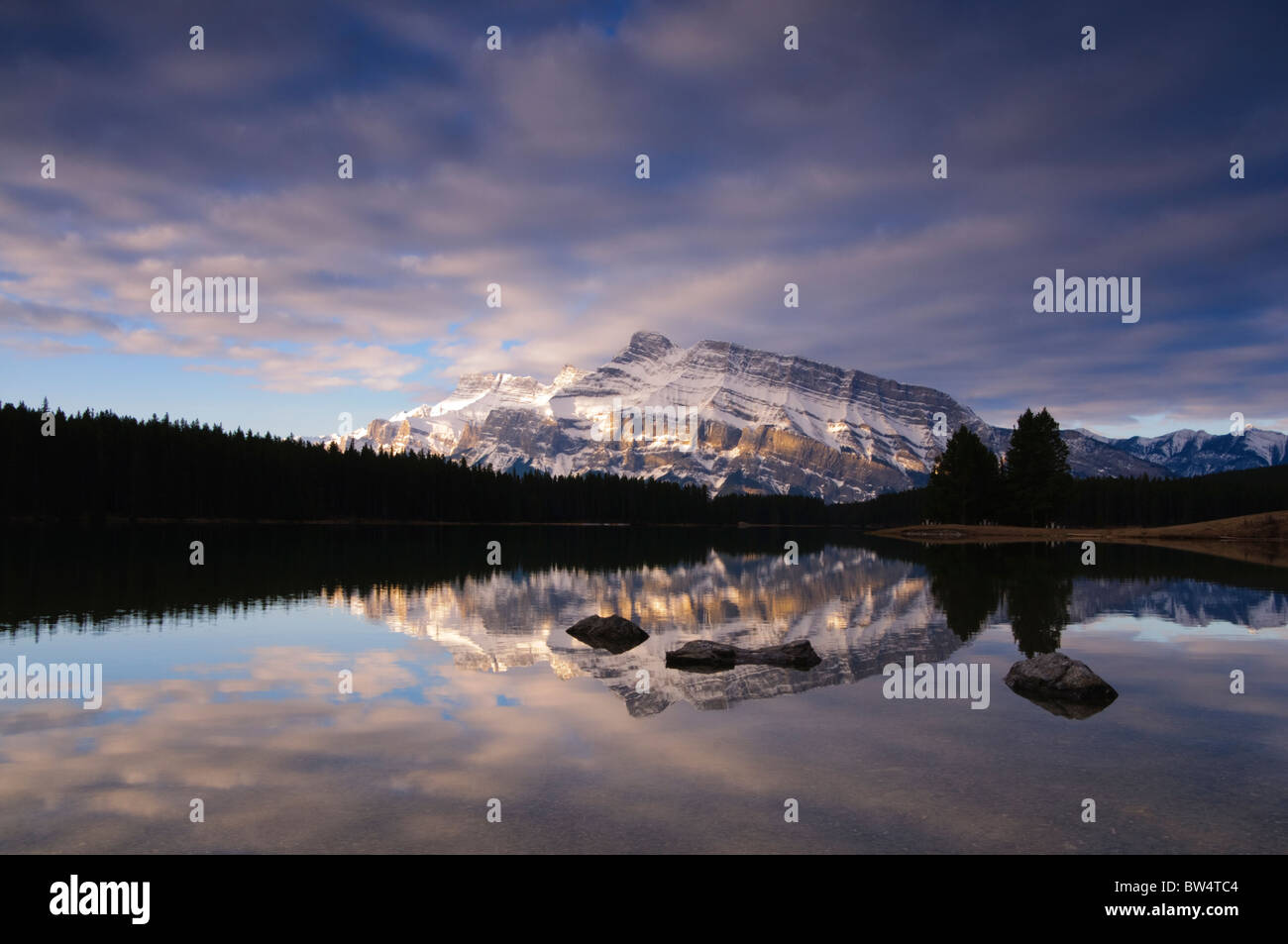 Le mont Rundle à partir de deux Jack Lake, parc national Banff Banque D'Images