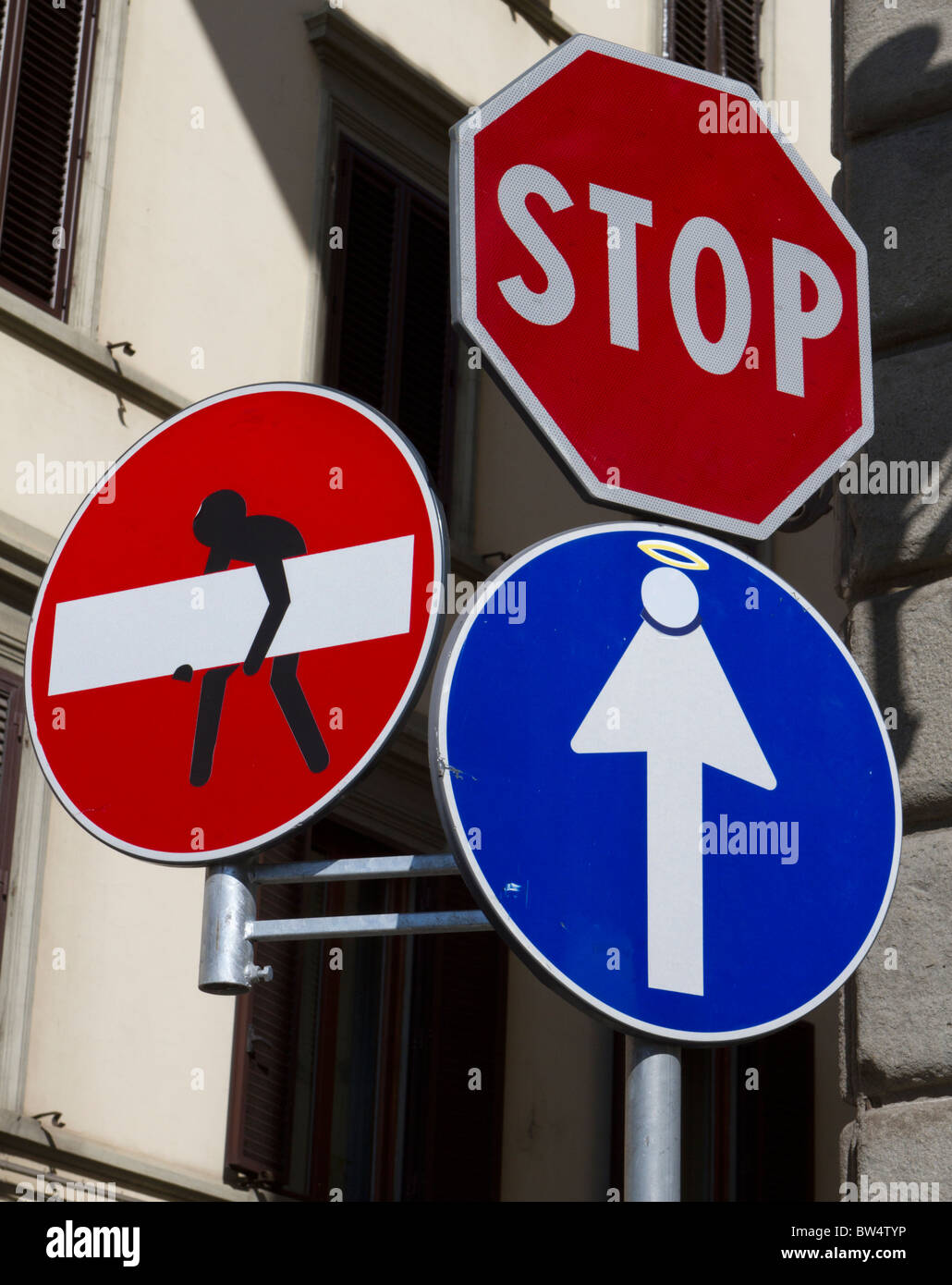 La signalisation routière à Florence défiguré par l'artiste de rue, Clet Abraham par l'ajout d'autocollants pour donner un double sens Banque D'Images