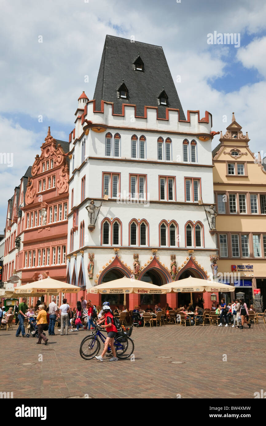 La Hauptmarkt, Trèves, Rhénanie-Palatinat, Allemagne. Les vieux bâtiments autour de la place principale historique de la plus ancienne ville en allemand Banque D'Images