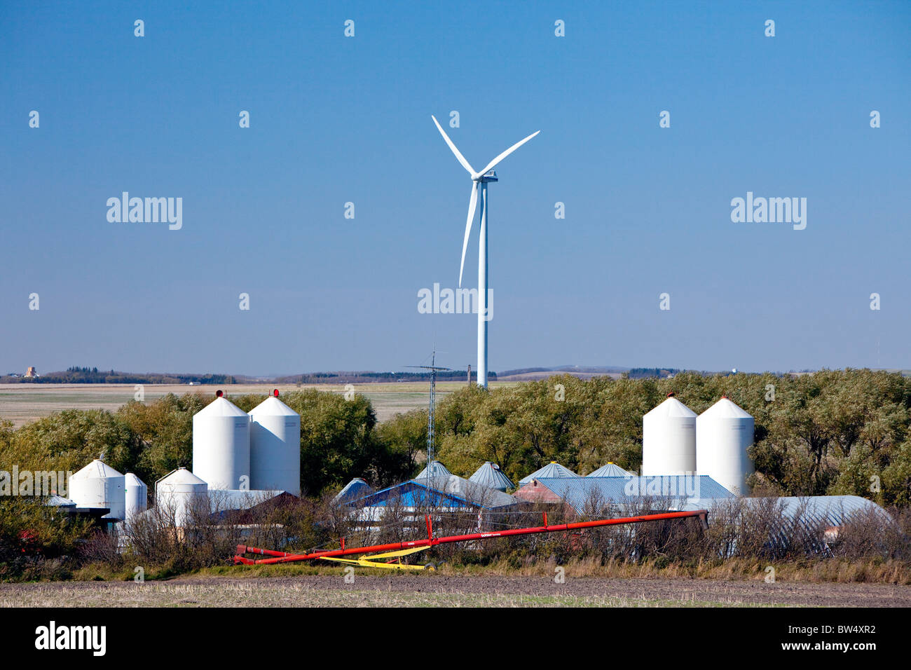 Les moulins à vent dans la prairie à la centrale éolienne près de St., Manitoba, Canada. Banque D'Images