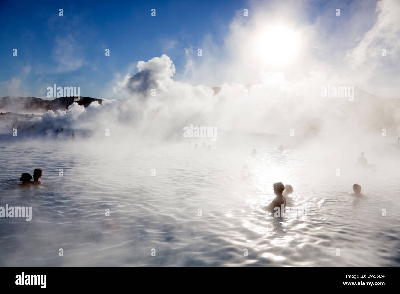 Les gens se baigner dans le spa géothermal Blue Lagoon, Islande. Banque D'Images