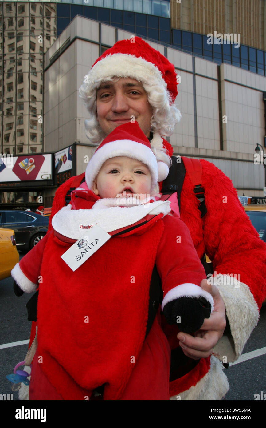Le Père Noël en costume Revelers célébrer NYC Annuel SANTACON Crawl Bar Banque D'Images