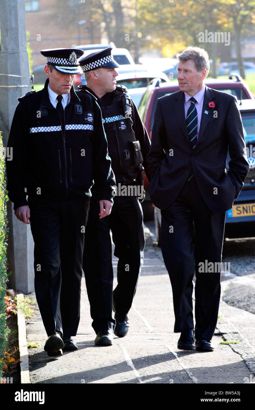 Secrétaire de la Justice Kenny MacAskill visites Drylaw avec Lothian et des agents de police des frontières à Édimbourg, Écosse Banque D'Images