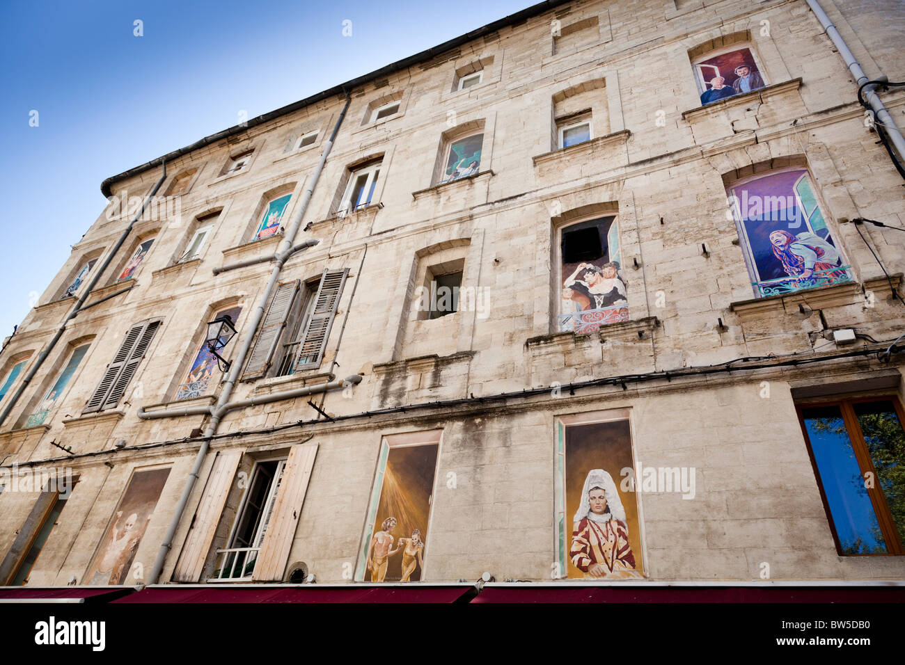 Peintures en trompe l'oeil l'égayer de windows cette vieille maison à Avignon, Vaucluse, France. Banque D'Images