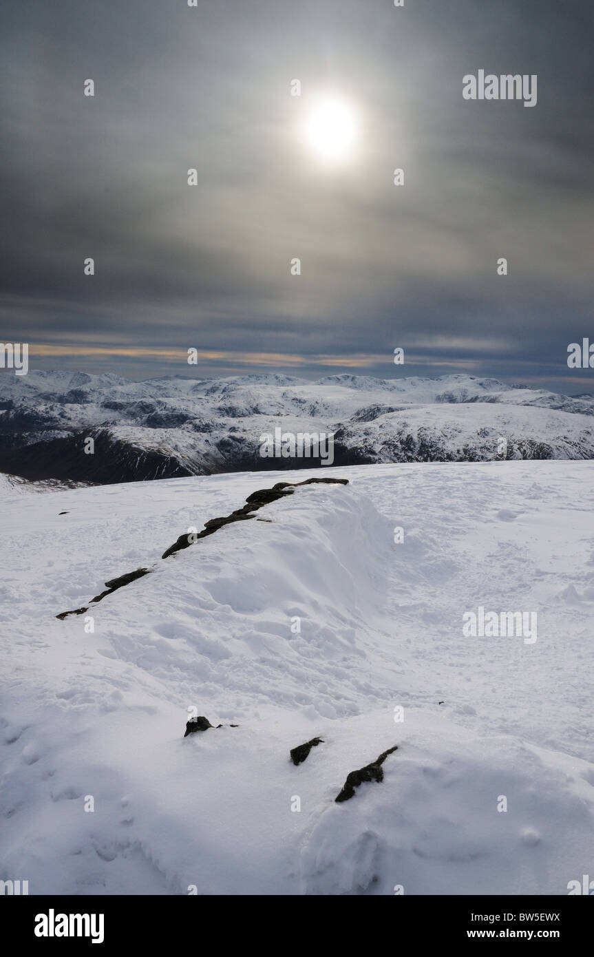Soleil d'hiver et abris, sommet Helvellyn Lake District Banque D'Images