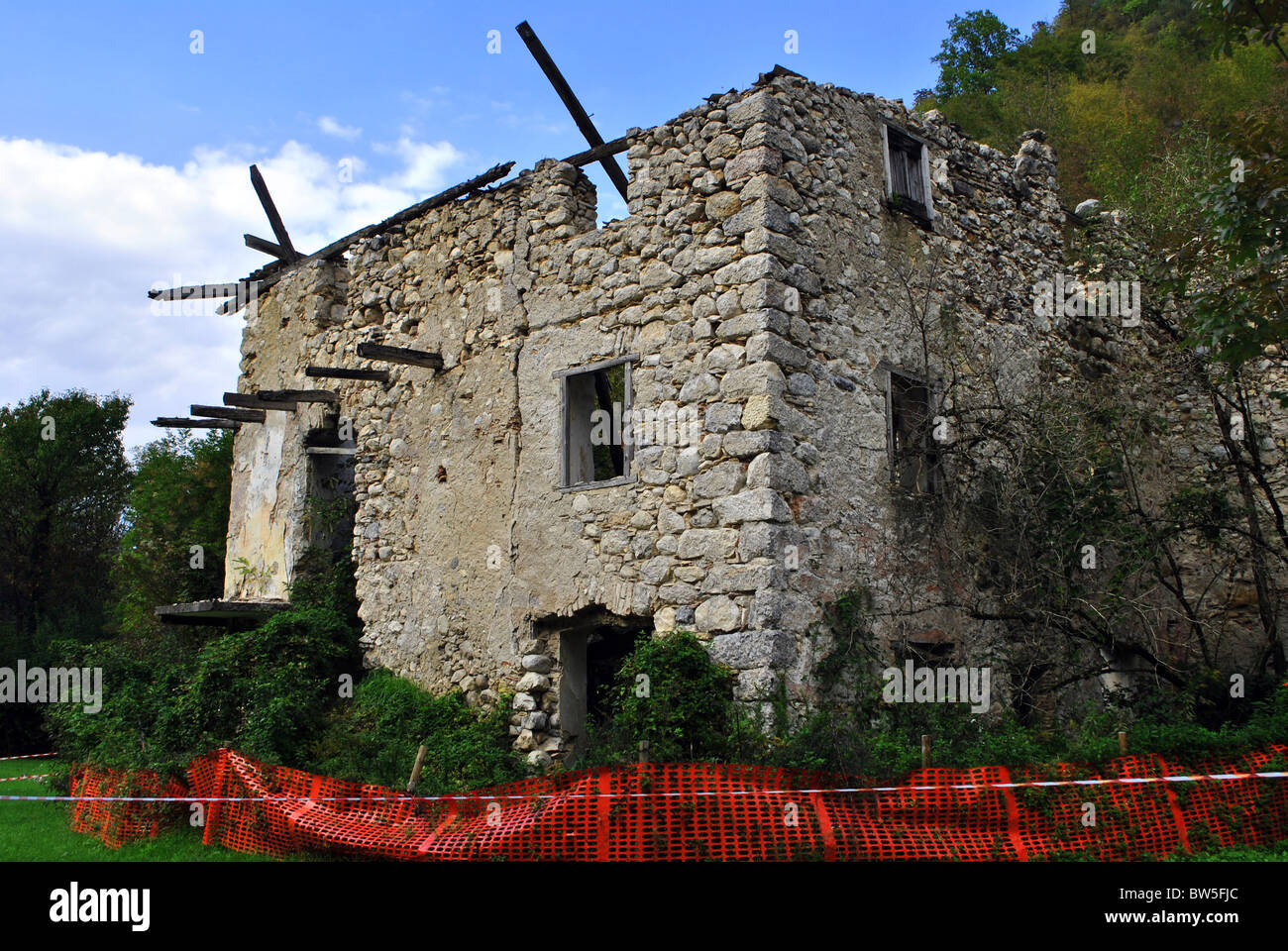 Maison abandonnée avec le mélèze d'arrière-plan Banque D'Images