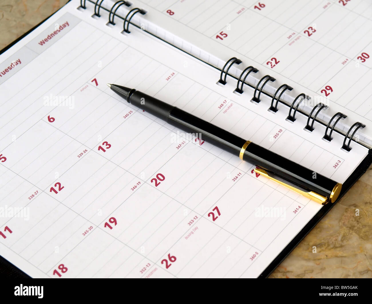 Planificateur mensuel avec un crayon sur la table Banque D'Images