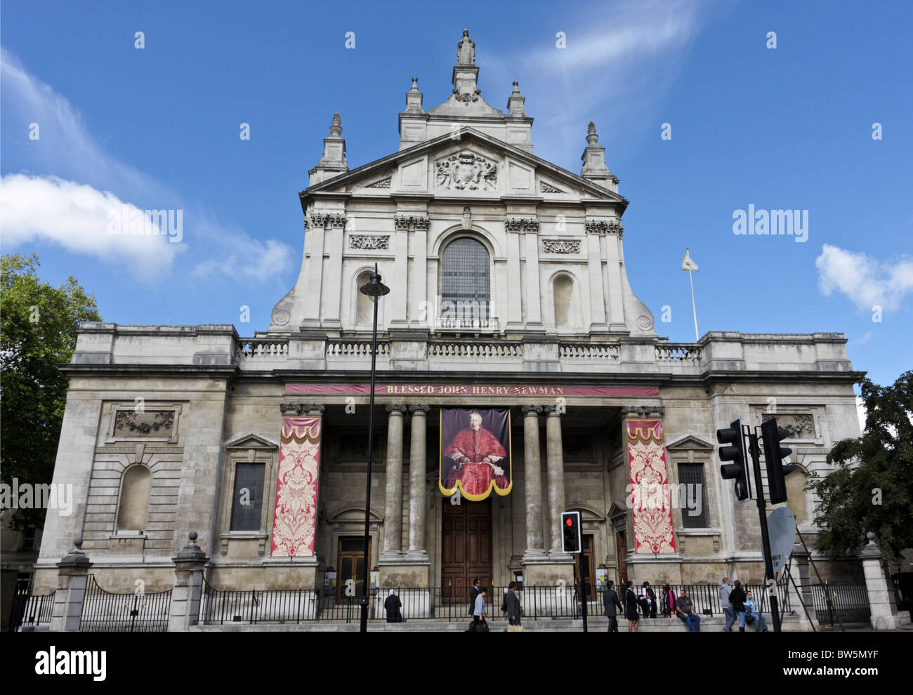 L'altitude de la frontale Brompton Oratory à South Kensington, la bannière déroulante coloré dispose d''Cardinal Newman. Banque D'Images