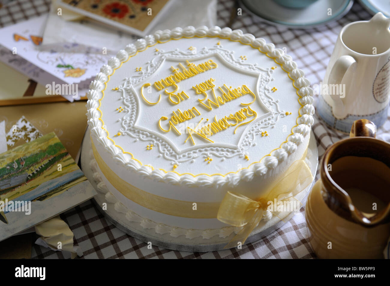 Golden Wedding Anniversary Cake Banque D Image Et Photos Alamy