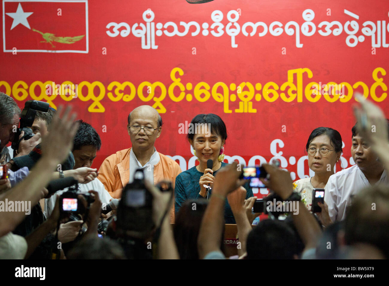 Aung San Suu Kyi tient une conférence de presse au siège de la NLD le Nov 14, 2010. Banque D'Images