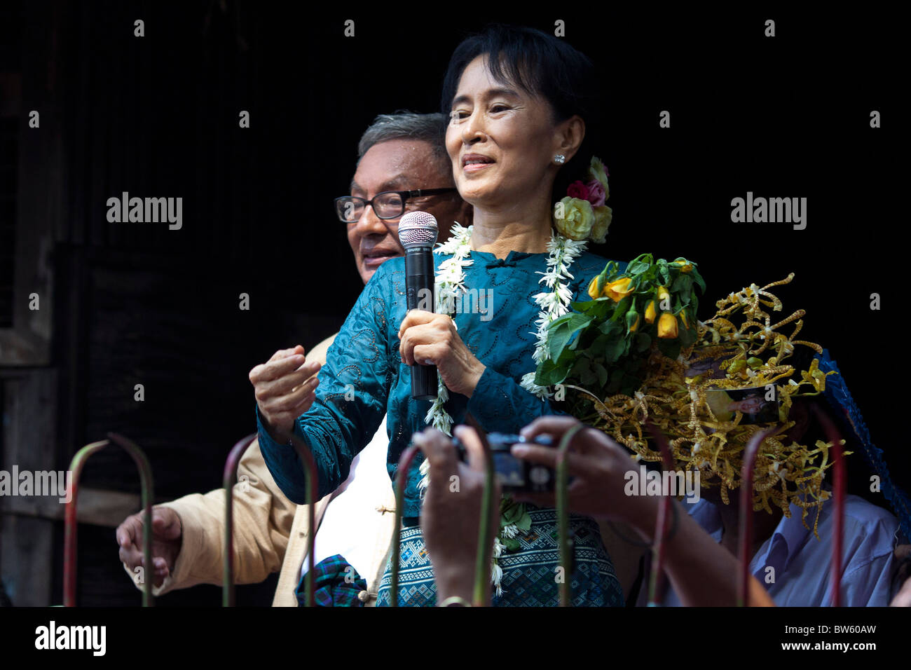 Aung San Suu Kyi répond à des milliers de partisans à la tête de la NLD trimestre. Banque D'Images
