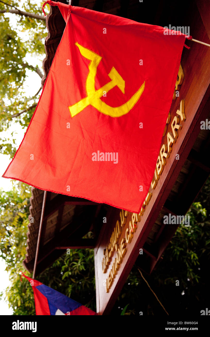 La faucille et le marteau d'un drapeau du communisme vole à la porte de la bibliothèque de Vientiane sur Lane Avenue Xiang Banque D'Images