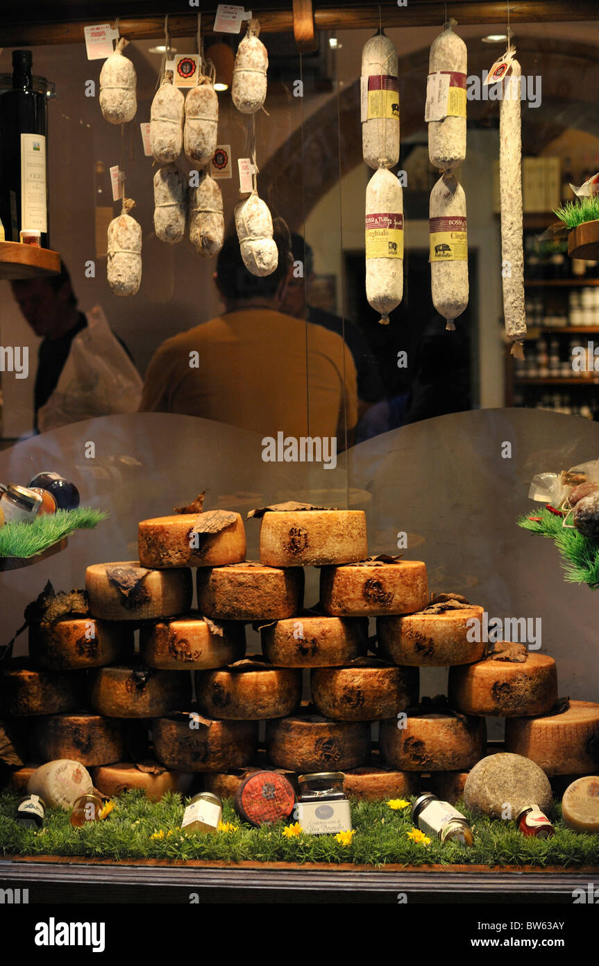 Fromages pecorino et le salami en vente dans un magasin à Pienza, Sienne, Toscane, Italie Banque D'Images